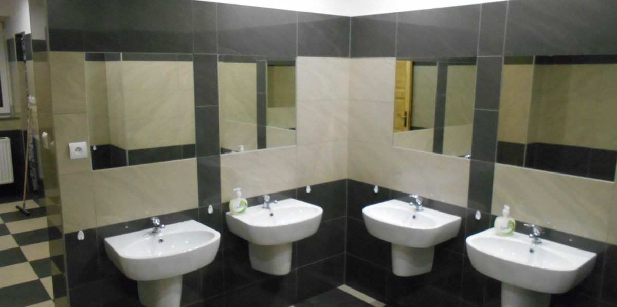 Zdarzają się w schroniskach piękne łazienki takie jak ta w schronisku Na Hali Szrenickiej, jednak najczęściej standard jest znacznie niższy.
