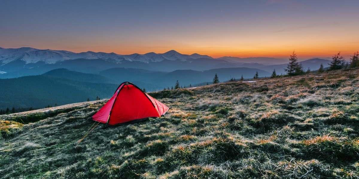 Ukraińskie Karpaty z widokiem na wysokie ośnieżone szczyty pokryte mgłą