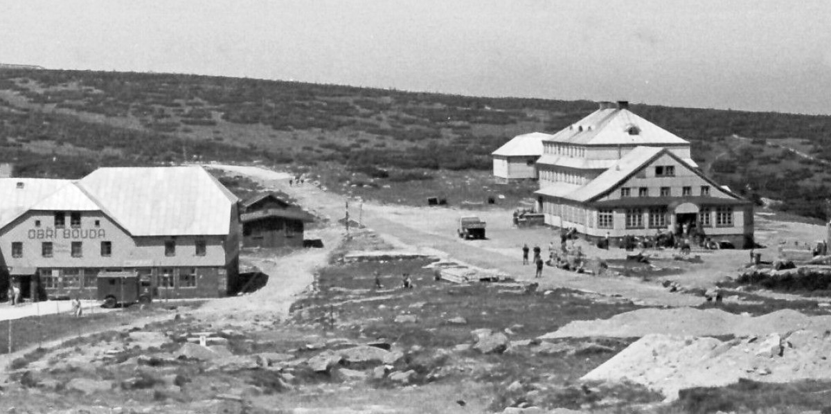 Obři Bouda po lewej Schlesierhaus po prawej