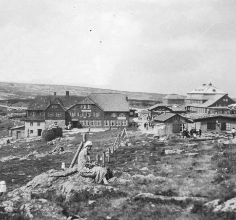 Obři Bouda po lewej Schlesierhaus po prawej